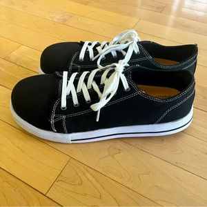 Women’s Dakota safety shoe, size 11, like new.